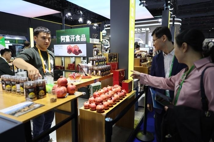 11月6日，在第六屆進博會食品及農產品展區(qū)，阿富汗食品吸引參展人員。