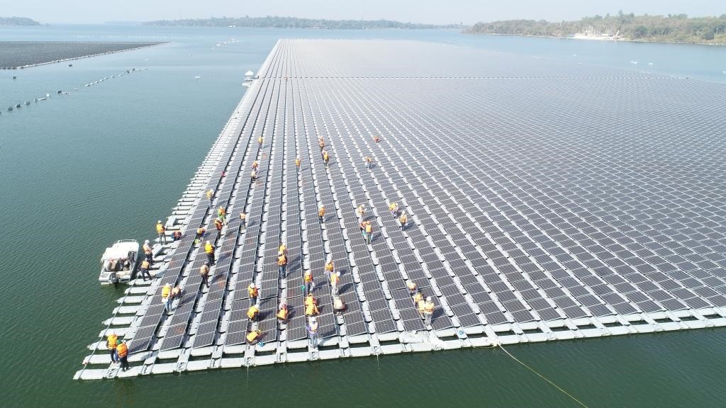 2021年1月23日，施工人員檢查泰國烏汶府詩琳通大壩綜合浮體光伏項(xiàng)目的太陽能板安裝情況。新華社發(fā)（泰國國家電力局項(xiàng)目組供圖）