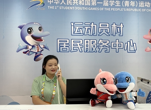 朱珊妮在接聽住宿服務(wù)中心的熱線電話。人民網(wǎng)記者 歐興榮攝