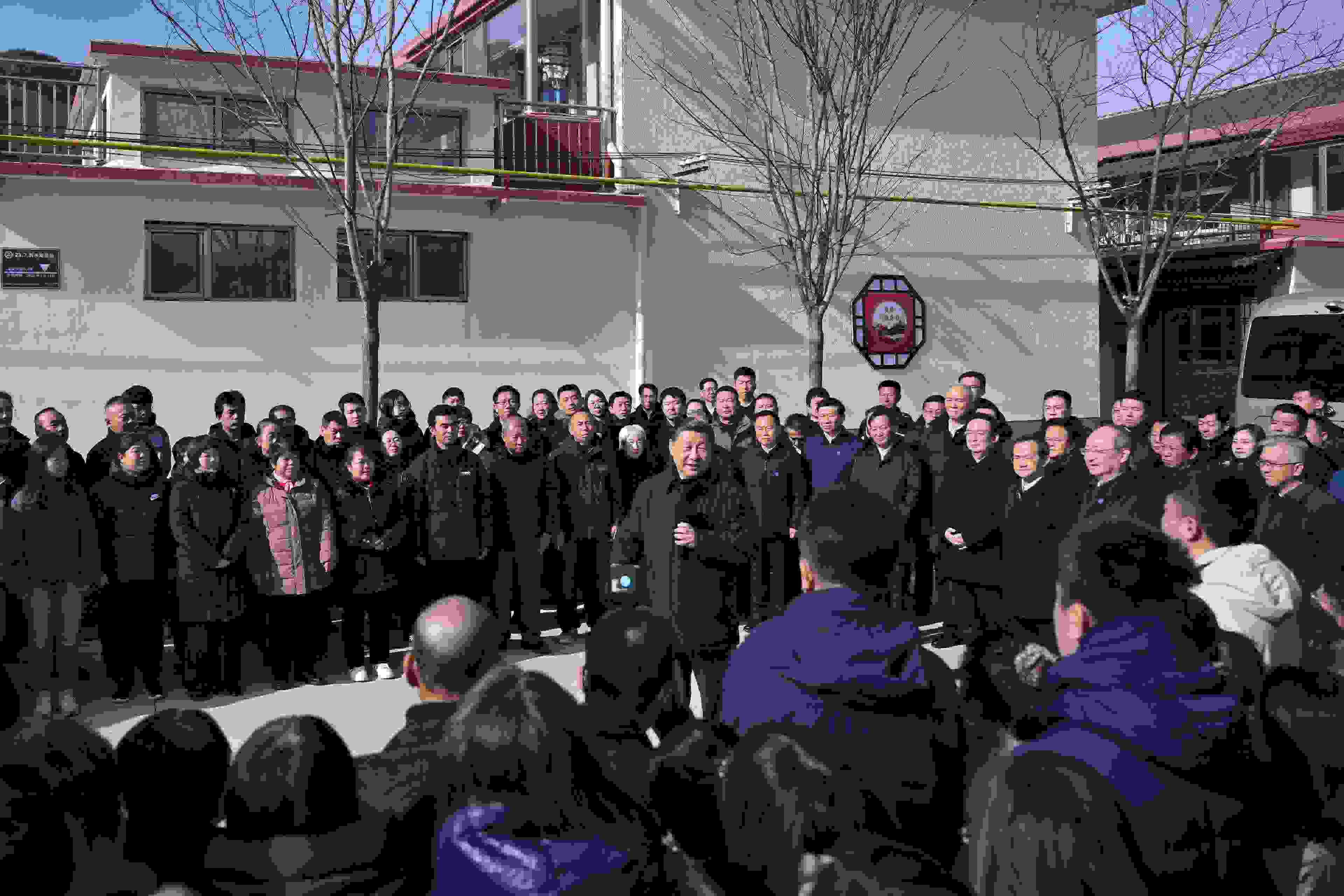 2023年11月10日，習近平總書記在北京市門頭溝區(qū)妙峰山鎮(zhèn)水峪嘴村考察時，同當?shù)厝罕娪H切交流。