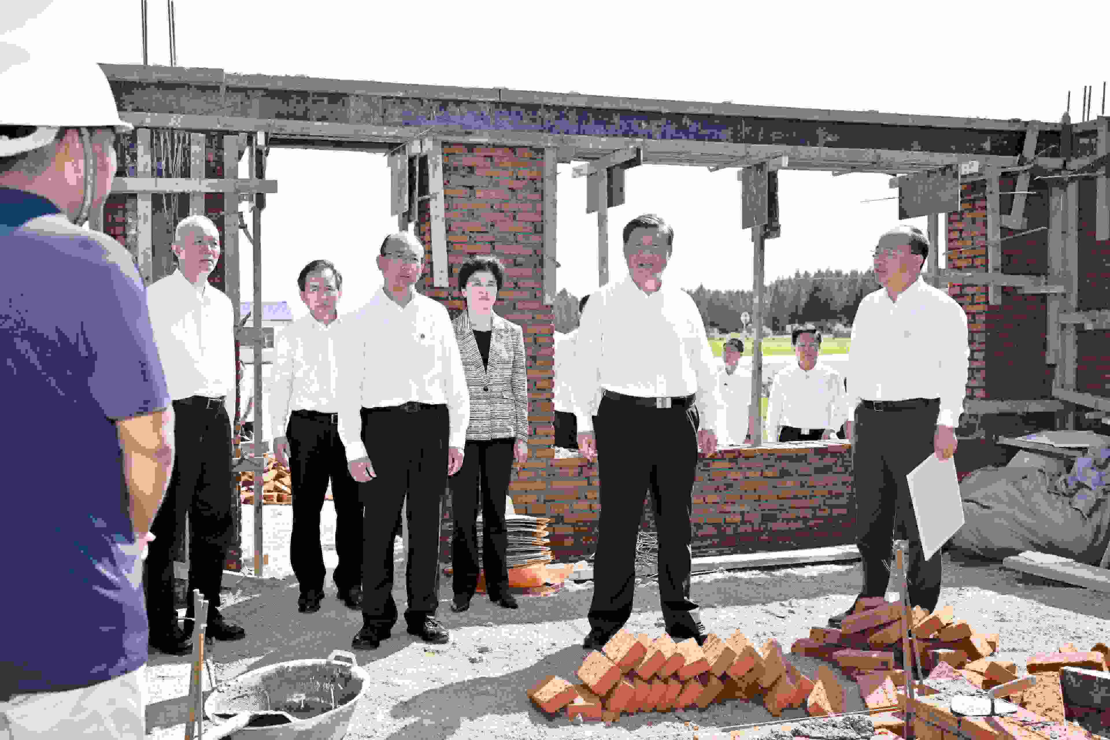 2023年9月7日，習近平總書記在遭受洪澇災害的黑龍江省哈爾濱尚志市老街基鄉(xiāng)龍王廟村，察看水毀房屋重建情況。