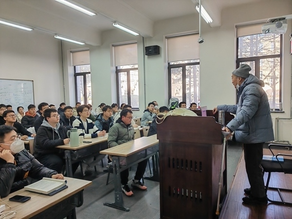 鐘萬(wàn)勰院士為研究生上課。大連理工大學(xué)供圖