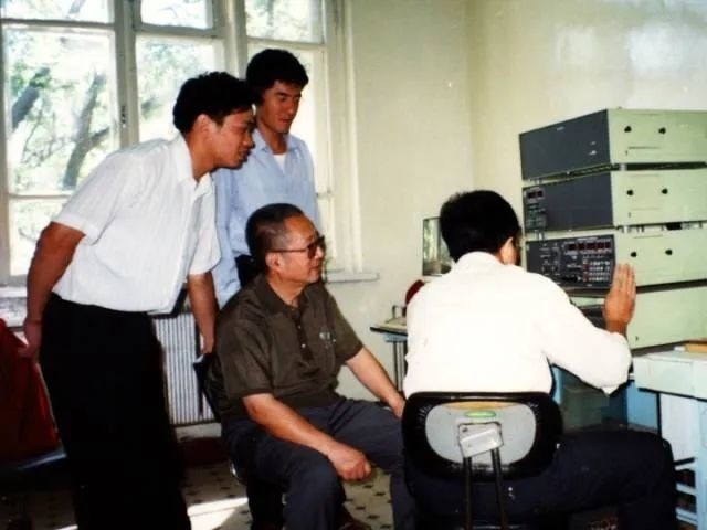 秦裕琨與團(tuán)隊(duì)在一起。哈爾濱工業(yè)大學(xué)供圖