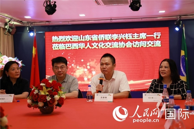 中國駐里約熱內盧副總領事王尉育（右二）發(fā)表致辭。人民網記者宋亦然攝