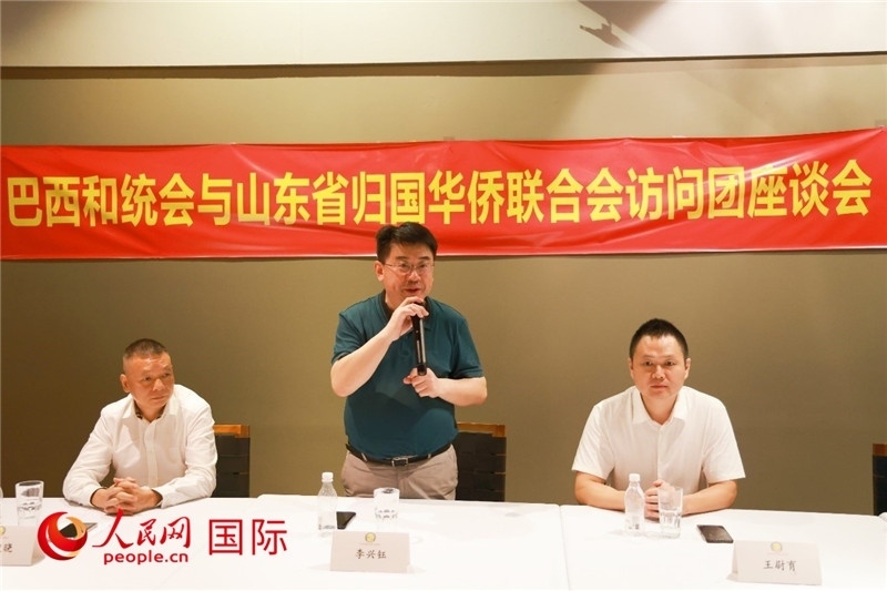 中國僑聯(lián)副主席、山東省僑聯(lián)主席李興鈺（中）在座談會上致辭。人民網(wǎng)記者 陳海琪攝