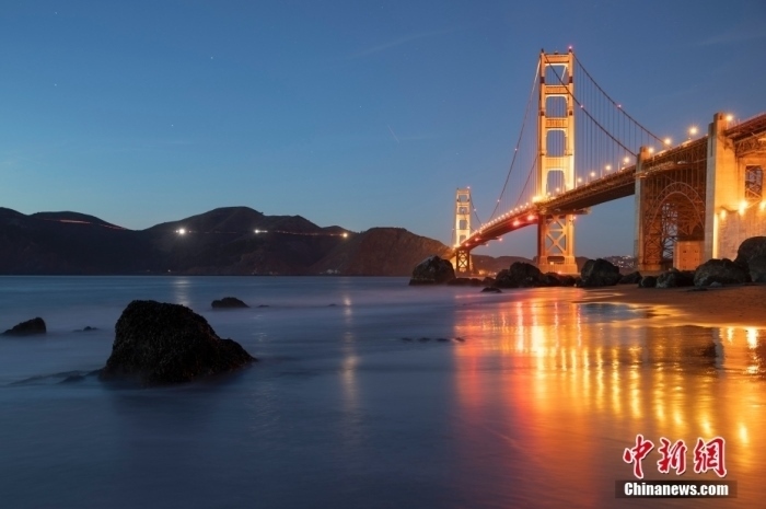 當(dāng)?shù)貢r(shí)間10月29日，美國舊金山金門大橋在海浪和夜色的襯托下美如一幅畫。<a target='_blank' href='/'><p class=