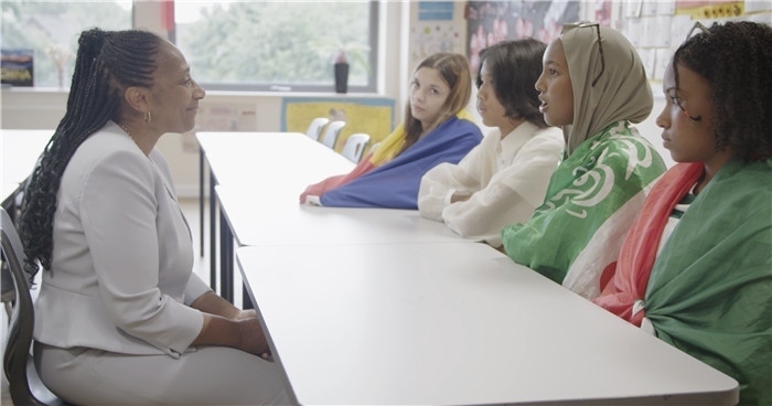 瓊·戴嵐與學生交流。帕特里克·謝德-西蒙茲攝