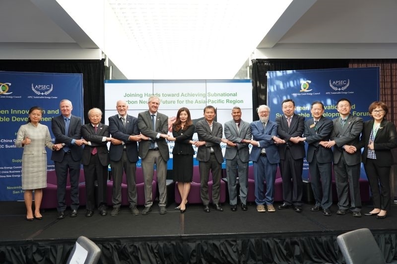 當(dāng)?shù)貢r(shí)間11月13日，2023年亞太經(jīng)合組織會(huì)議期間的重要邊會(huì)“綠色創(chuàng)新與可持續(xù)發(fā)展論壇”在舊金山舉行，有關(guān)學(xué)者、政府官員和清潔能源企業(yè)代表近200人出席。圖為參加論壇的主要嘉賓合影留念。克萊爾·希斯莫爾 攝