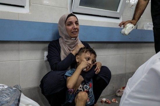 11月3日，人們在加沙城希法醫(yī)院接受治療。新華社發(fā)