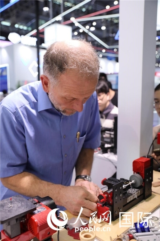 第25屆中國(guó)國(guó)際高新技術(shù)成果交易會(huì)15日在深圳開幕，圖為展商現(xiàn)場(chǎng)演示精密加工工具。人民網(wǎng)記者 魯揚(yáng)攝