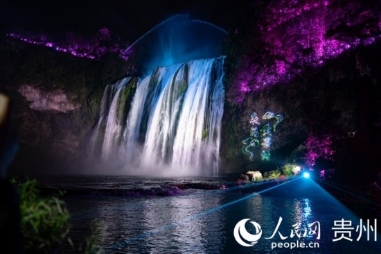 光影中的黃果樹大瀑布。人民網(wǎng) 陽茜攝