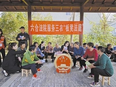  圖③：干警向附近農(nóng)戶解讀相關(guān)法律法規(guī)。