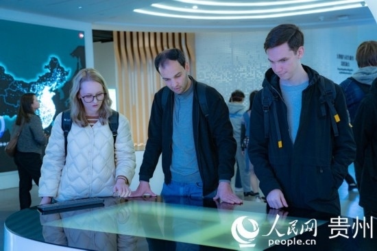 在國家大數(shù)據(jù)（貴州）綜合試驗區(qū)交流體驗中心，歐亞國家記者體驗貴州大數(shù)據(jù)應(yīng)用場景。人民網(wǎng) 陽茜攝