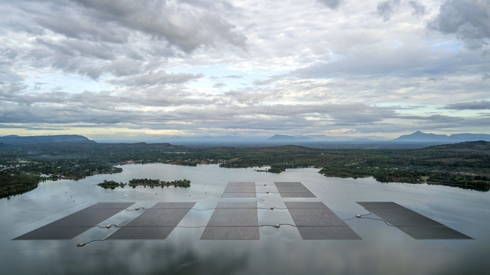 這是2022年12月8日在泰國烏汶府詩琳通水庫拍攝的浮體光伏項目（無人機照片）。中泰兩國聯(lián)合修建的浮體光伏項目2021年10月投入商業(yè)運營。中國制造的電池板不斷將日光轉(zhuǎn)化為清潔電能，輸送至當(dāng)?shù)厍Ъ胰f戶。