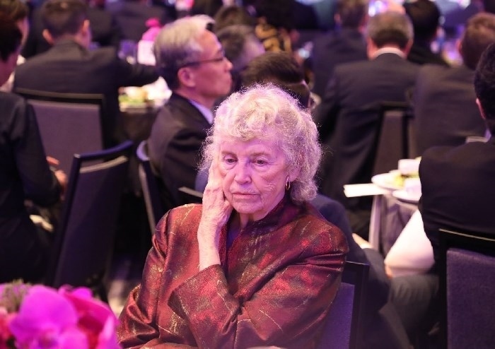 當(dāng)?shù)貢r間11月15日晚，國家主席習(xí)近平在美國舊金山出席美國友好團體聯(lián)合舉行的歡迎宴會。在熱烈的掌聲中，習(xí)近平發(fā)表重要演講。圖為參加晚宴人士認(rèn)真聆聽演講。人民日報記者 李志偉 攝