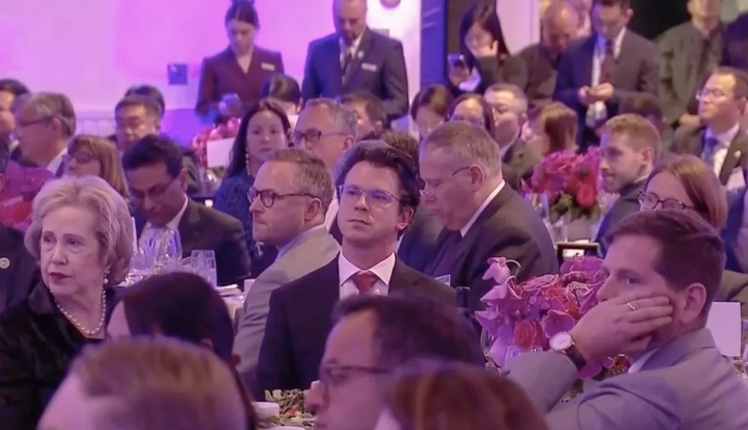 △當(dāng)?shù)貢r(shí)間11月15日晚，習(xí)近平主席在美國(guó)友好團(tuán)體聯(lián)合歡迎宴會(huì)上發(fā)表演講。圖為參加宴會(huì)的人士認(rèn)真聆聽演講。