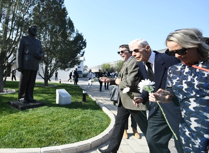 10月30日，在北京，飛虎隊老兵哈里·莫耶（中）向陳納德將軍雕像獻花。