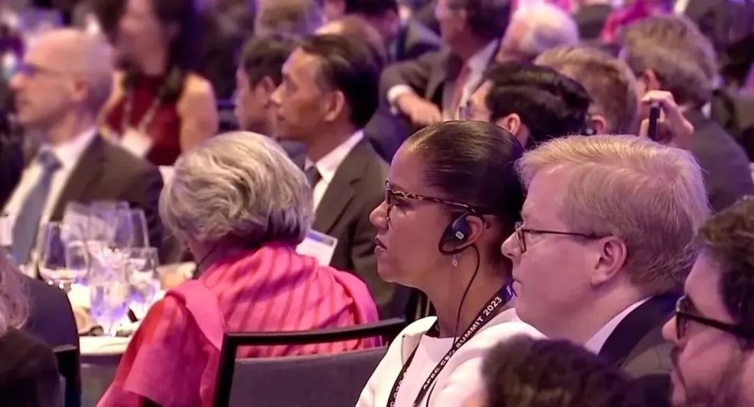 △參加宴會(huì)的人士認(rèn)真聆聽演講。