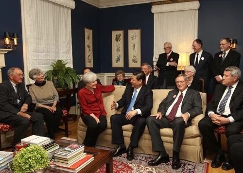 △2012年2月15日，習(xí)近平在前艾奧瓦州友好省州委員會(huì)委員蘭蒂夫人（左三）的家中回憶1985年訪問該地時(shí)的情景。