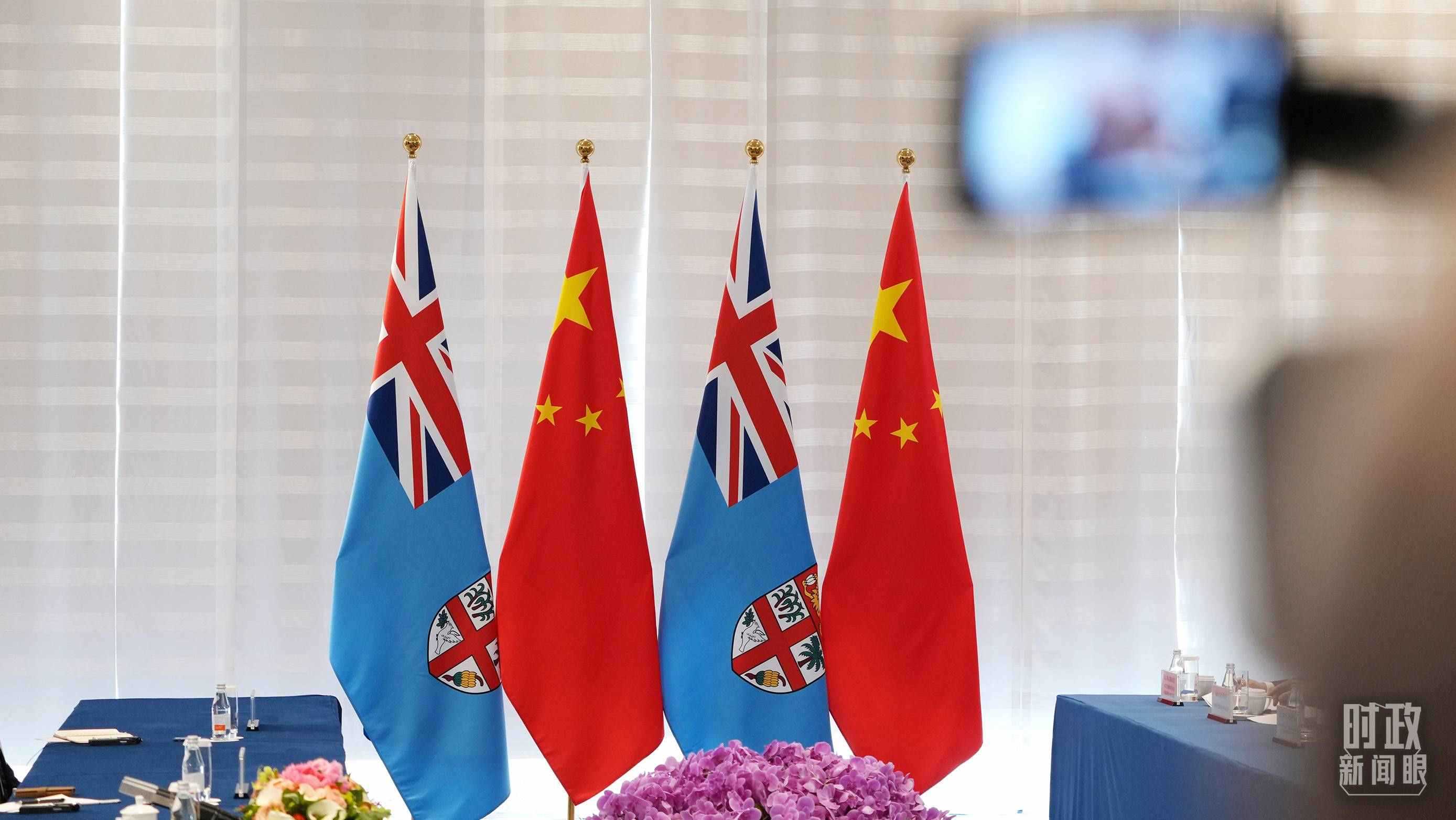 △會談現(xiàn)場的中斐兩國國旗。（總臺國廣記者李晉拍攝）