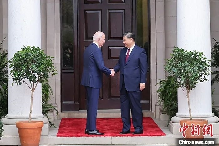 當?shù)貢r間11月15日，中國國家主席習近平在美國舊金山斐洛里莊園同美國總統(tǒng)拜登舉行中美元首會晤。中新社記者 盛佳鵬 攝