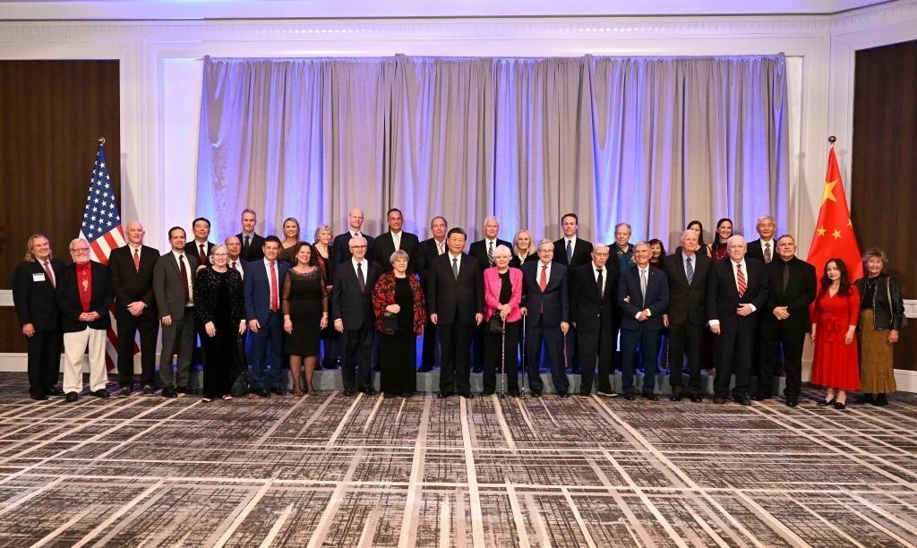 當(dāng)?shù)貢r間11月15日晚，國家主席習(xí)近平在美國舊金山出席美國友好團(tuán)體聯(lián)合舉行的歡迎宴會。這是宴會開始前，習(xí)近平會見飛虎隊和史迪威將軍后人、鼓嶺、艾奧瓦州、華盛頓州等方面友好人士代表，同他們親切交談并合影留念。