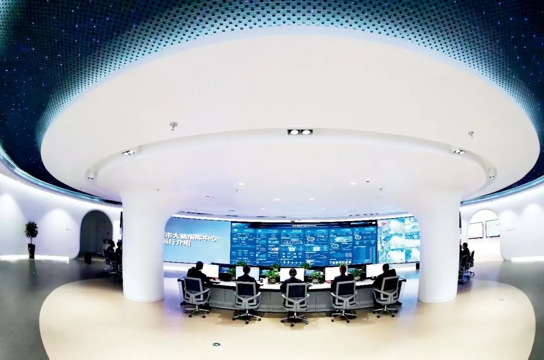 2021年2月2日，江西省撫州市東鄉(xiāng)區(qū)城市大腦指揮中心，工作人員通過城市大腦指揮平臺實時監(jiān)控、抓取、分析相關(guān)案件。