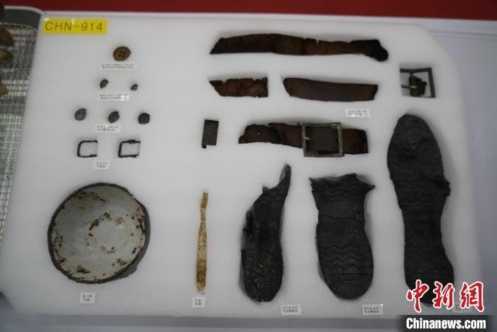 當(dāng)?shù)貢r間11月22日上午，第十批在韓中國人民志愿軍烈士遺骸裝殮儀式在韓國舉行。圖為裝殮儀式現(xiàn)場拍攝的部分志愿軍烈士遺物。中新社記者劉旭 攝