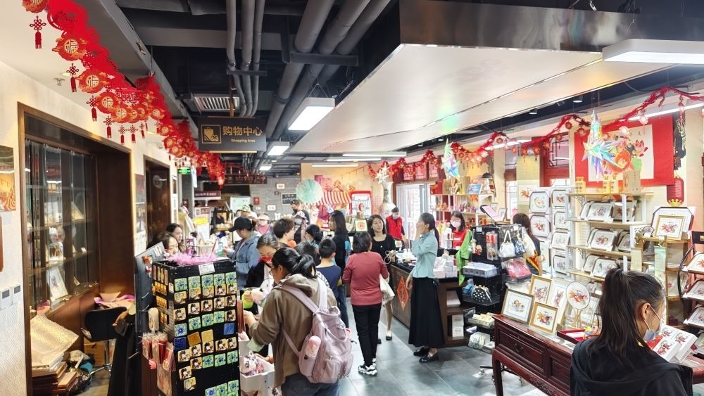 游客在天津市西青區(qū)楊柳青民俗文化館游覽。（新華社記者宋瑞 攝）