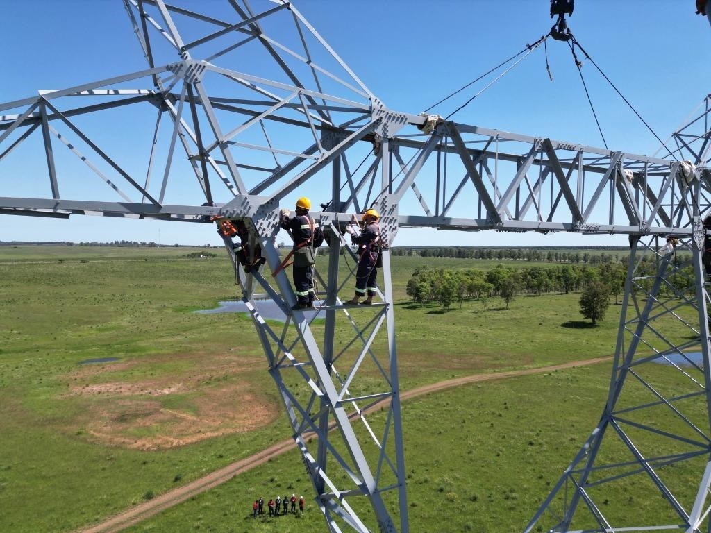 這是2023年11月15日拍攝的位于烏拉圭派桑杜省烏拉圭500千伏輸變電環(huán)網(wǎng)閉合項(xiàng)目施工現(xiàn)場。