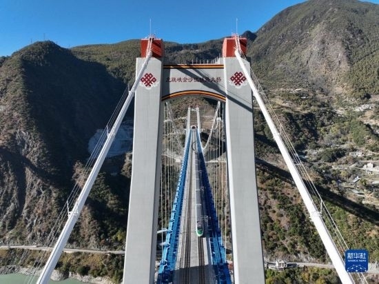 11月25日，列車通過麗香鐵路金沙江特大橋（無人機照片）。