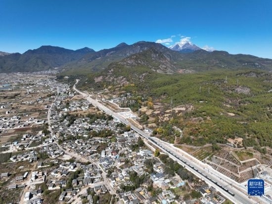 11月25日在麗江市境內(nèi)拍攝的即將開通的麗香鐵路（無人機照片）。