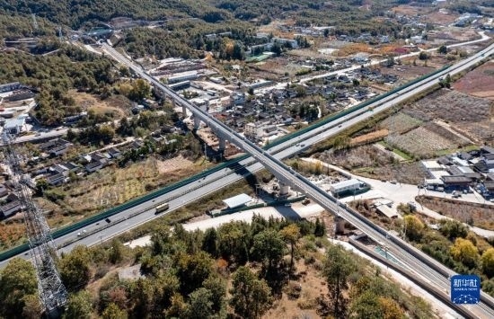 11月25日在麗江市境內(nèi)拍攝的即將開通的麗香鐵路（無人機照片）。