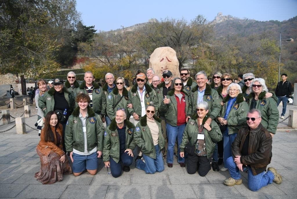 10月29日，飛虎隊(duì)老兵莫耶一行人在北京八達(dá)嶺長城合影留念。當(dāng)日，美中航空遺產(chǎn)基金會(huì)訪華代表團(tuán)成員陸續(xù)抵達(dá)北京。新華社記者任超攝