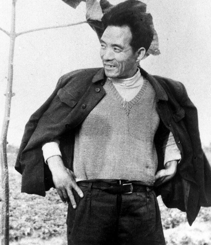 這是焦裕祿當年滿懷豪情地在泡桐樹前留影。新華社發(fā)（1990年5月10日發(fā)）