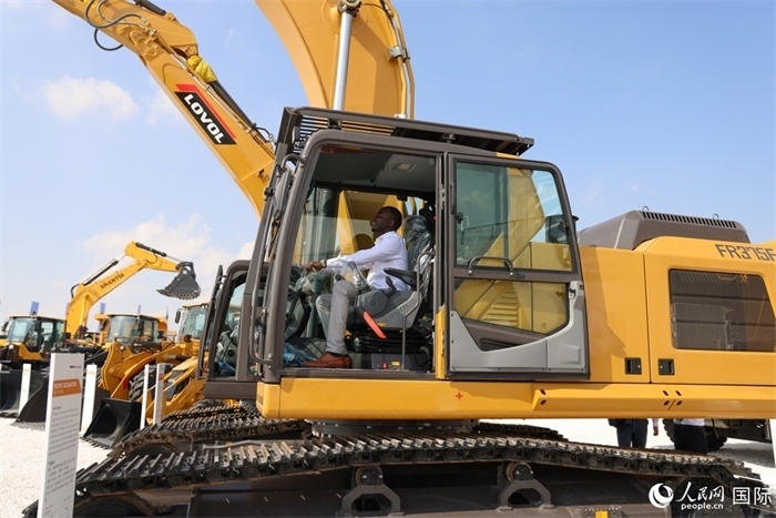 嘉賓參觀體驗山東重工產(chǎn)品。人民網(wǎng)記者 任皓宇攝