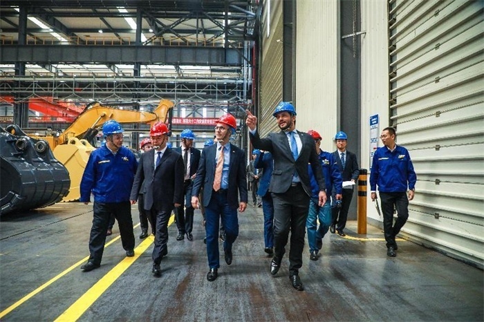 巴西米納斯吉拉斯州州長(zhǎng)羅梅烏·澤馬到徐工集團(tuán)考察。徐工集團(tuán)供圖