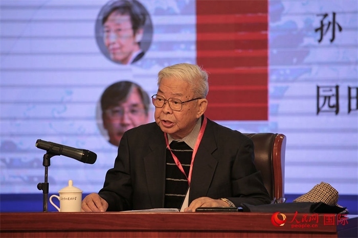 北京外國(guó)語(yǔ)大學(xué)北京日本學(xué)研究中心原主任嚴(yán)安生發(fā)表主旨演講。人民網(wǎng)記者 張麗婭攝