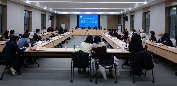 “區(qū)域國(guó)別學(xué)視角下的日語(yǔ)學(xué)科建設(shè)”圓桌論壇現(xiàn)場(chǎng)。主辦方供圖