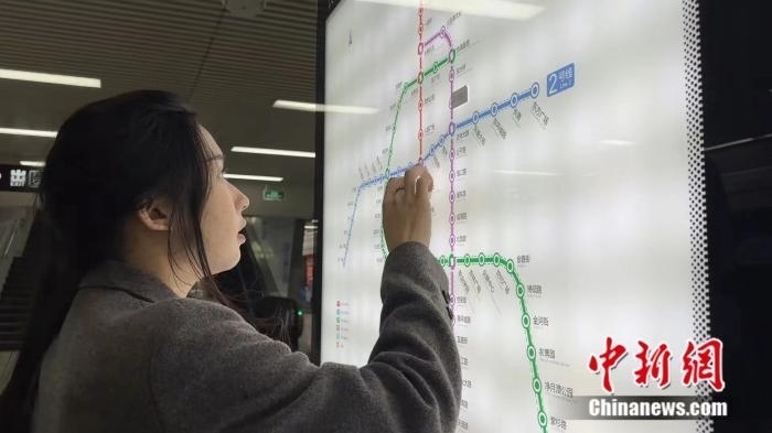 李佳夢正在坐地鐵。呂盛楠 攝