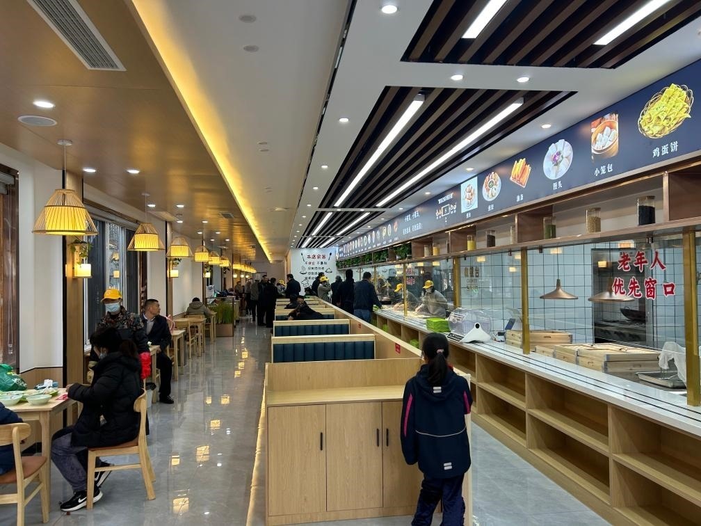 位于安徽合肥市瑤海區(qū)和平路街道綠苑社區(qū)的社區(qū)老年大食堂。（綠苑社區(qū)供圖）