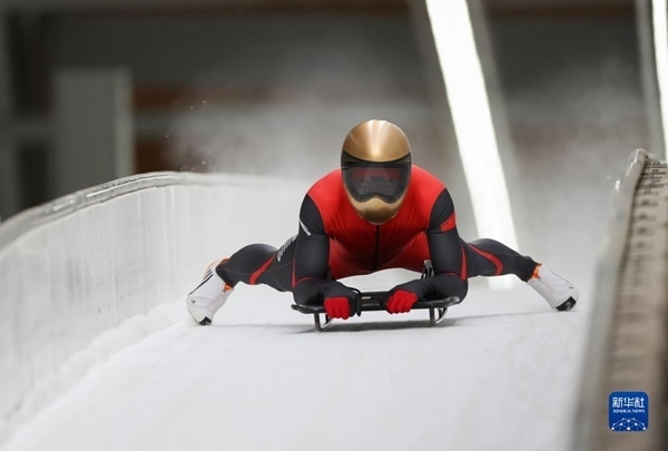 11月25日，天津隊(duì)選手閆文港在比賽中抵達(dá)終點(diǎn)。新華社記者 王楷焱 攝