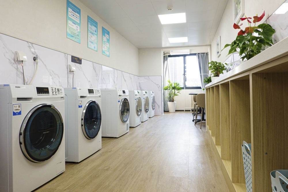 閔行區(qū)新時(shí)代城市建設(shè)者管理者之家的共享廚房和共享洗衣房。