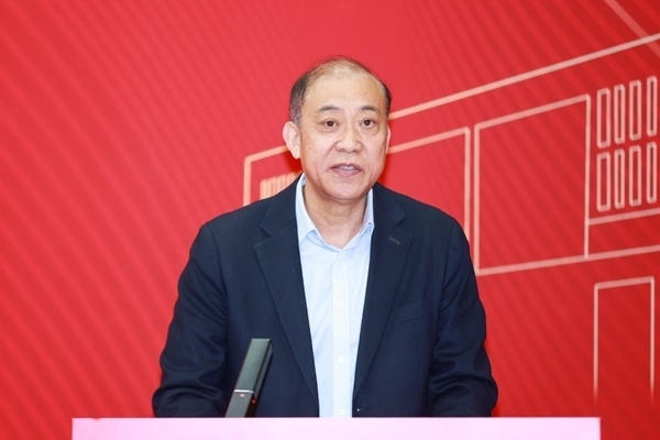 《教育踐悟錄》作者、中央財經大學黨委書記何秀超。受訪者供圖