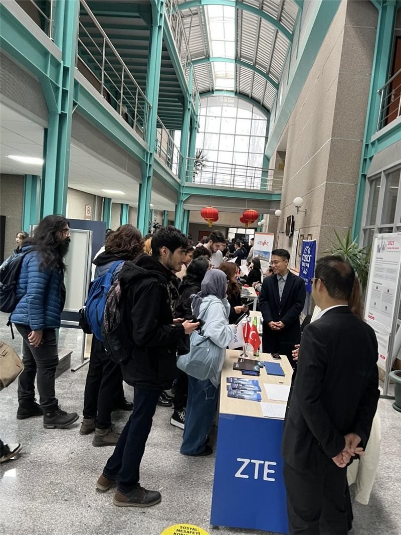 土耳其大學(xué)生在中企展臺(tái)交流。主辦方供圖