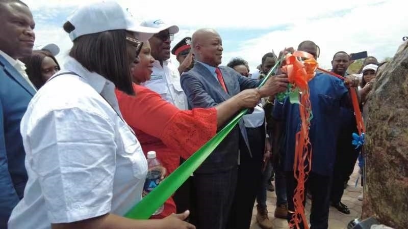 嘉賓為學(xué)校剪彩。主辦方供圖