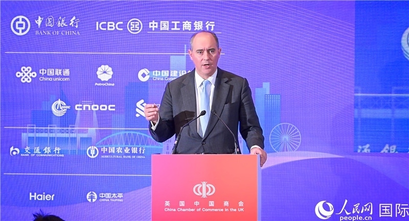 英國商業(yè)貿(mào)易部國務(wù)大臣（投資大臣）多米尼克·約翰遜與會。人民網(wǎng) 郭錦標(biāo)攝