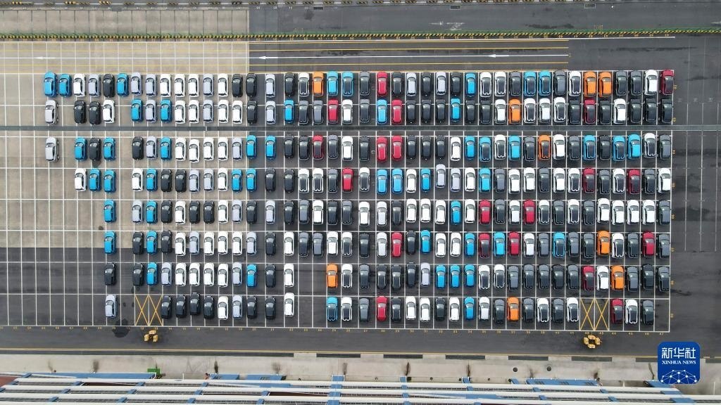 這是2023年7月9日在上海外高橋海通汽車碼頭拍攝的等待裝船運往澳大利亞的上汽MG品牌汽車和新能源車（無人機照片）。新華社記者 方喆 攝