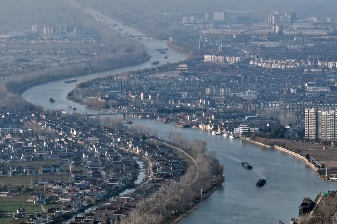 2月16日，貨船行駛在京杭大運(yùn)河江蘇寶應(yīng)段。新華社發(fā)（沈冬兵攝）