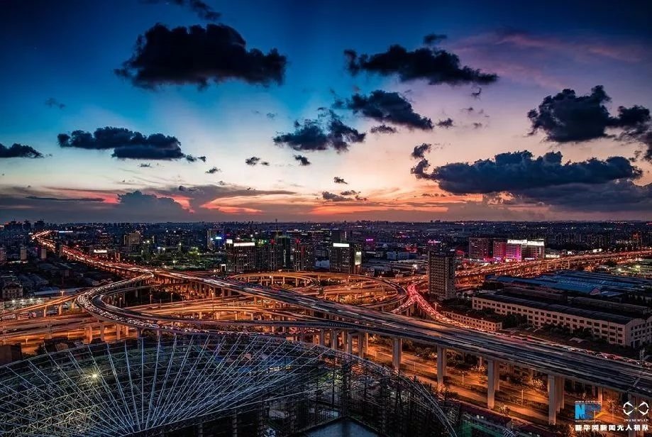 傍晚時(shí)刻的上海立交橋。新華網(wǎng)發(fā) 田橫 攝